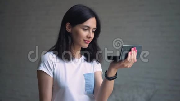 美少女涂睫毛膏对着镜子欣赏自己美丽的学生女孩在看视频的预览图