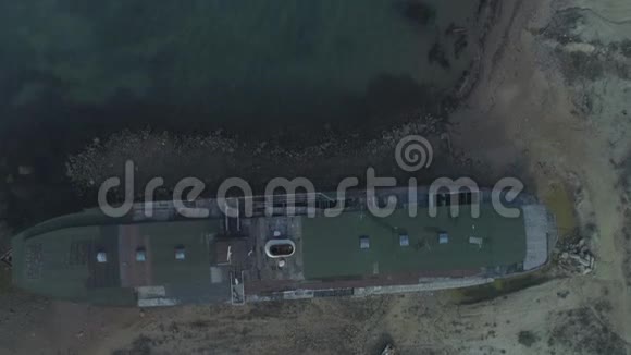 大船矗立在被海水包围的卵石上靠在山岗上的鸟瞰图视频的预览图