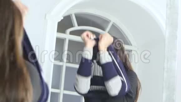 镜子前的女孩穿着毛衣关门视频的预览图