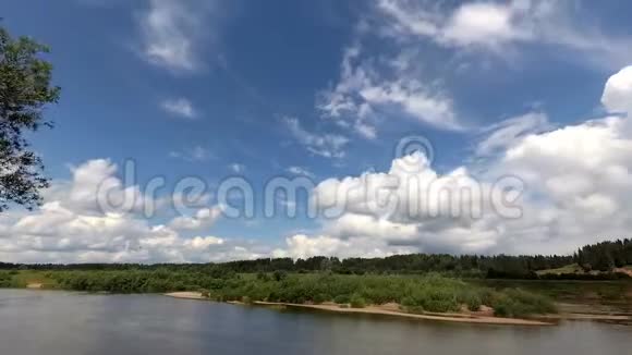 云彩划过蓝天时光流逝河底流动森林生长视频的预览图