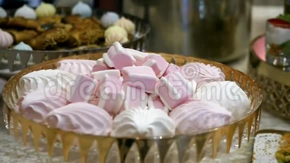 粉红色的白色棉花糖在美丽的杯子里庆祝法舍餐桌美食视频的预览图