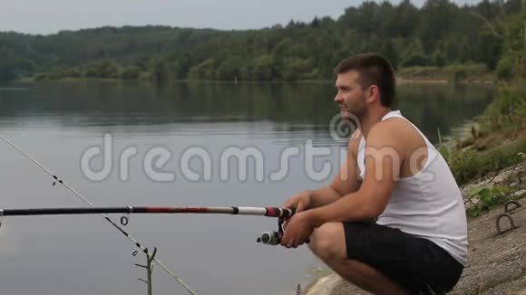 人在岸上钓鱼视频的预览图