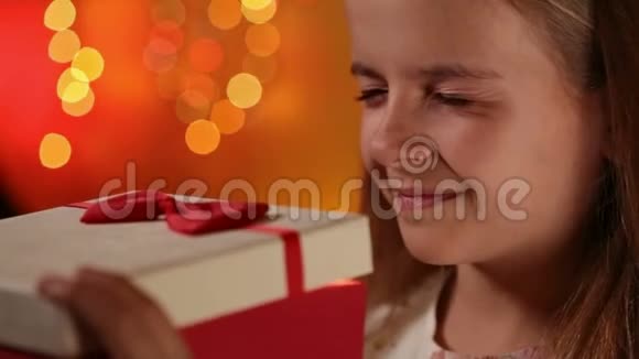 感谢小女孩打开圣诞礼物视频的预览图