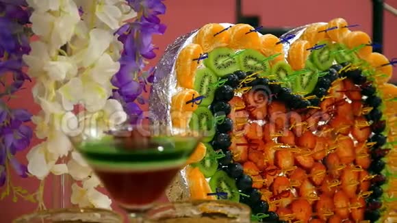 五彩自助餐桌配水果甜盘美装饰美食设计心形概念度假视频的预览图