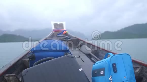 泰国多云天气下水溅在快速移动的旅游木船上手提箱慢动作视频的预览图