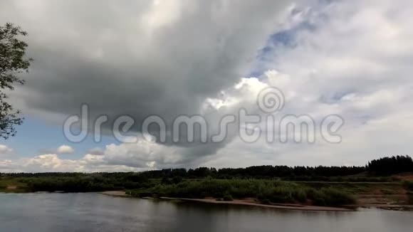 云彩划过蓝天时光流逝河底流动森林生长视频的预览图