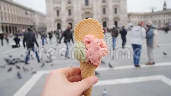 在多摩大教堂广场广场手拿冰淇淋视频的预览图