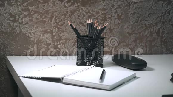 白色桌子上有铅笔的记事本视频的预览图
