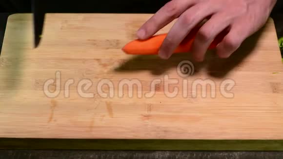 在木板上用刀切胡萝卜视频的预览图