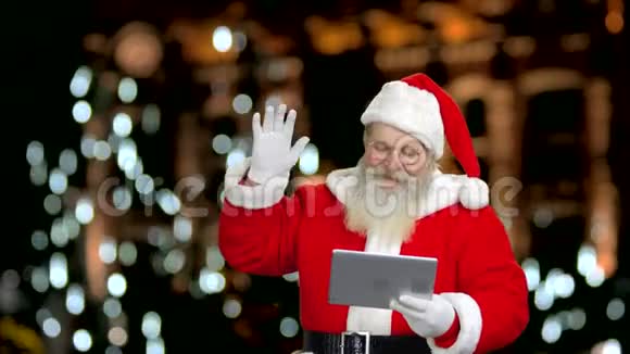 圣诞老人在抚摸他的胡子视频的预览图