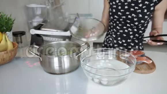 女性烹饪煮天冬视频的预览图