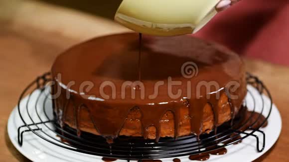 做萨赫蛋糕奥地利传统巧克力甜点浇巧克力釉视频的预览图
