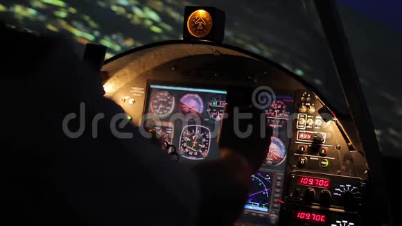 飞行员的手在方向盘上夜间飞行飞机在城市上空盘旋视频的预览图
