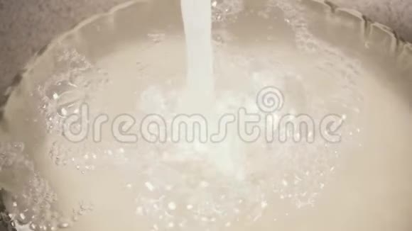 用玻璃碗慢慢地把米饭洗干净视频的预览图