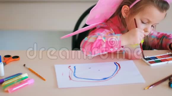 彩虹幼儿绘画艺术爱好视频的预览图