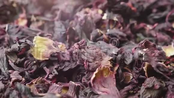 茶丛的叶子带有漂亮镜头耀斑的视频埃及传统饮料视频的预览图