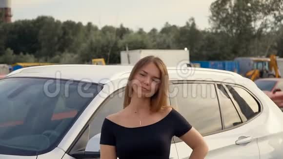 一个可爱的女孩靠近汽车全高清视频视频的预览图