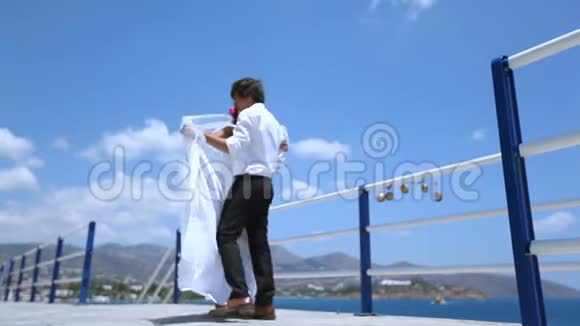 新婚夫妇在海边公园表演婚礼舞视频的预览图