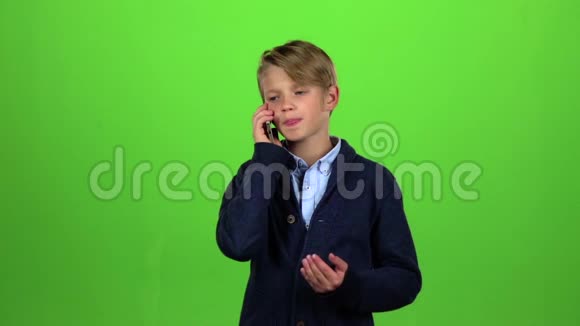 孩子在打电话尖叫绿色屏幕慢动作视频的预览图