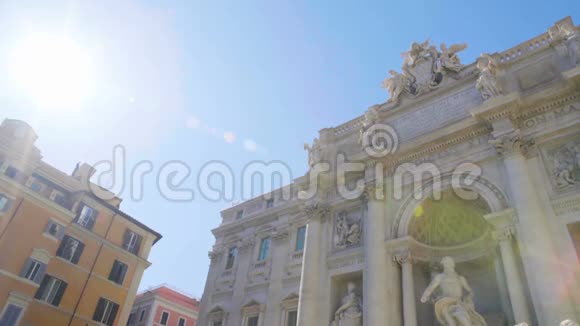 周末在罗马阳光明媚的一天特雷维喷泉全景观光旅游视频的预览图