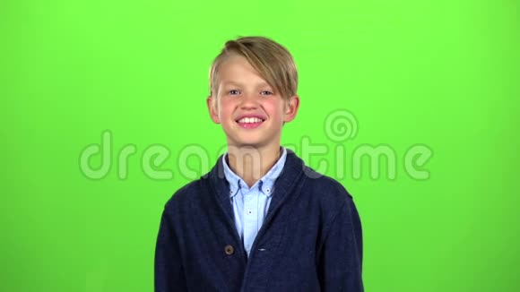小男孩竖起大拇指绿色屏幕慢动作视频的预览图