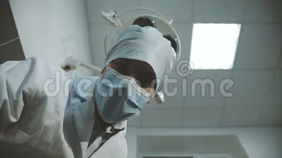 低镜头医生和护士看病人的镜头视频的预览图