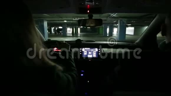 在地下停车场开车的美女视频的预览图