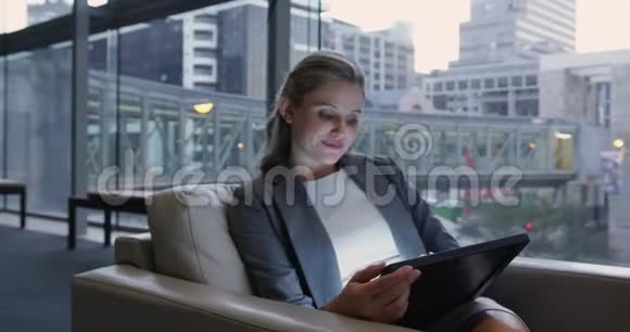 女商人在办公室4k大厅里使用数码平板电脑视频的预览图