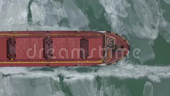 船在浮冰中缓慢移动的鸟瞰图视频的预览图