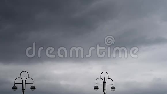 夏季多云天气白天的灯杆视频的预览图