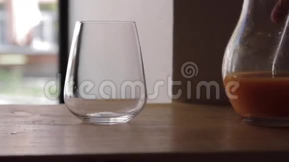 果汁倒入玻璃杯中视频的预览图