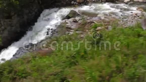 曼托德拉诺维亚瀑布空中倾斜镜头视频的预览图