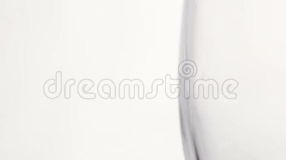 在白色背景的大平面图上玻璃中的苏打水视频的预览图