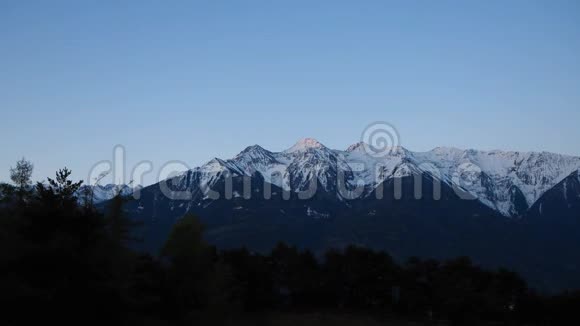 阿尔卑斯山的山峰在春天还在下雪视频的预览图