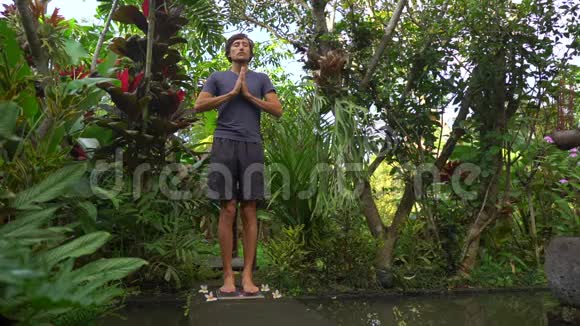 一个年轻人在热带地区使用沙胡板或钉子板的慢镜头视频的预览图
