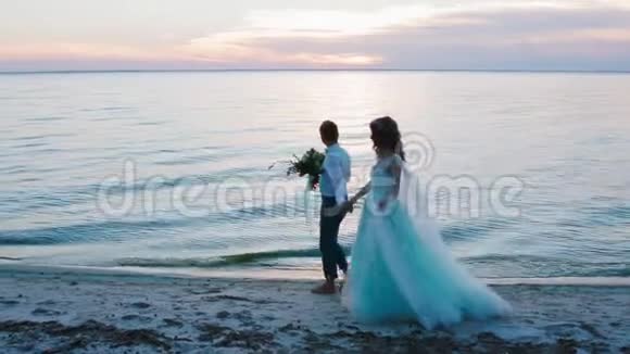 新娘和新郎靠近大海视频的预览图