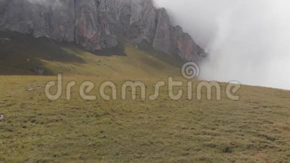 空中拍摄了一群登山者在云层中的营地视频的预览图