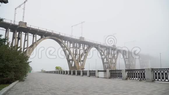 桥伸入雾中视频的预览图