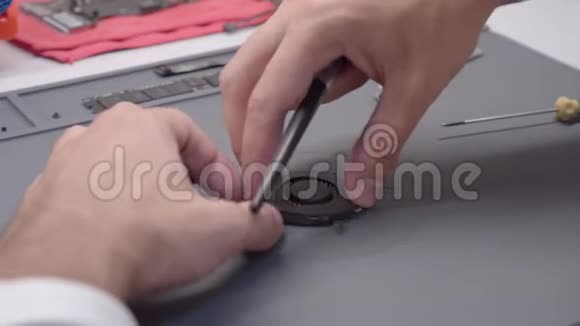 技师工程师用软毛刷将电脑风扇从灰尘中清除视频的预览图