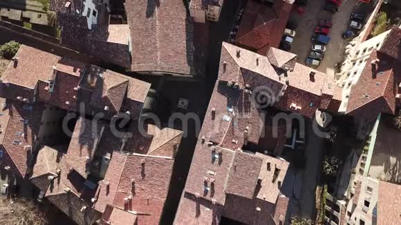 贝加莫意大利老城区上下鸟瞰图市中心及其历史建筑的景观视频的预览图