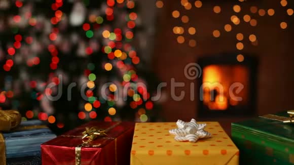 壁炉前有许多圣诞礼物和模糊的灯光视频的预览图