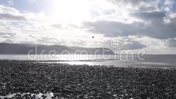 救援直升机飞越北威尔士风景优美的海岸视频的预览图