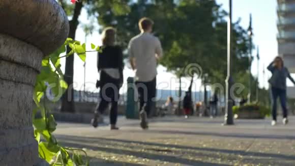 步行的人在城市下午视频的预览图