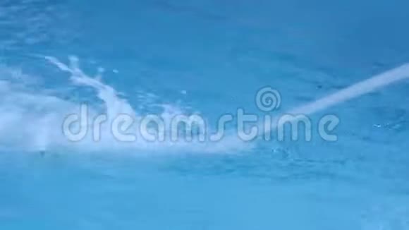 游泳池里的蓝色水射流儿童游乐园4K视频的预览图