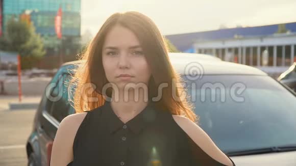 一个可爱的女孩靠近汽车全高清视频视频的预览图