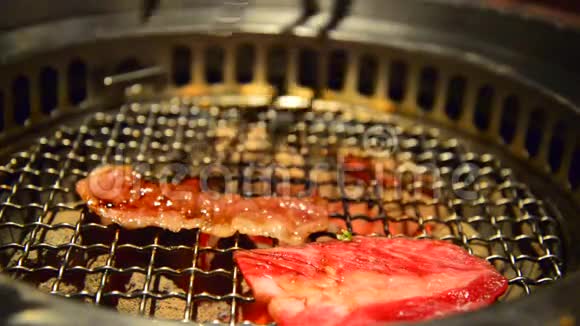 红滑生牛肉烤炉木炭视频的预览图