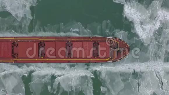 船在浮冰中缓慢移动的鸟瞰图视频的预览图