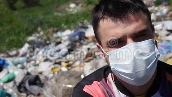 戴面具的人坐在垃圾上视频的预览图