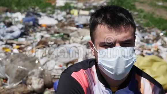 戴面具的人坐在垃圾上视频的预览图