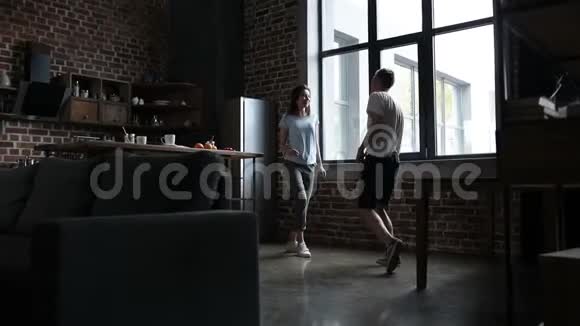 在现代化的厨房里跳舞的情侣视频的预览图